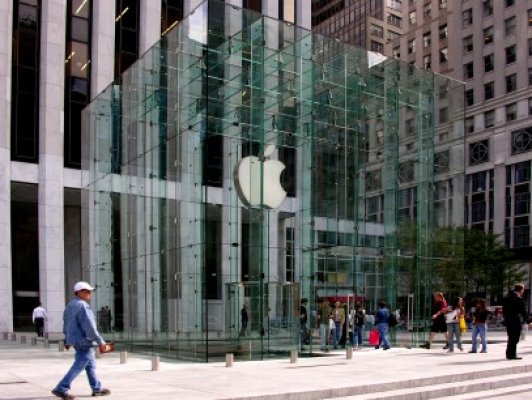 Un fost director al Apple ar putea prelua BlackBerry, împreună cu mai mulţi parteneri